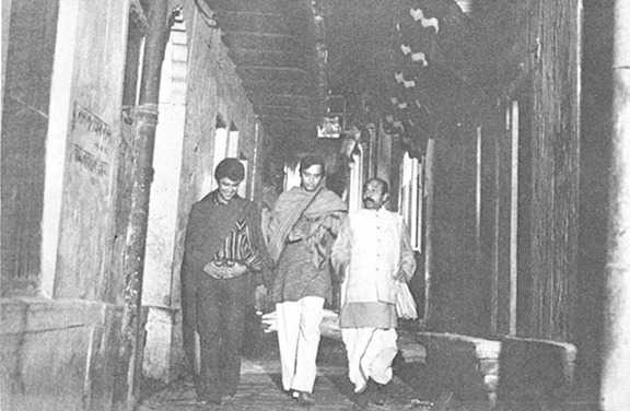 পাঁড়ে হাউলির জনমানবশূন্য থমথমে গলিতে ফেলুদা, তোপ্‌সে আর লালমোহন।
