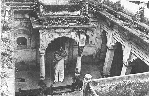 ফেলুদা মছলিবাবার গোপন আস্তানার সন্ধানে পরিত্যক্ত দ্বারভাঙ্গা প্যালেসে ঢুকেছে।