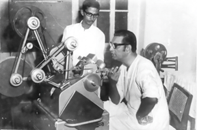 সম্পাদক দুলাল দত্তর সঙ্গে একত্রে এডিটিং টেবিলে সত্যজিৎ রায়