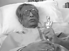 লাইফটাইম অ্যাচিভমেন্ট অস্কার পুরস্কার হাতে নিয়ে