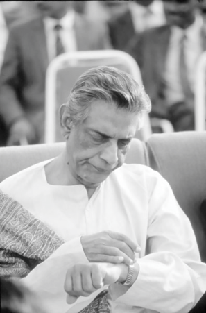 ফ্রান্সের সর্বোচ্চ সম্মান, 'লিজিয়ন অফ অনার' অনুষ্ঠানে ন্যাশনাল লাইব্রেরি প্রাঙ্গণে (১৯৮৯)