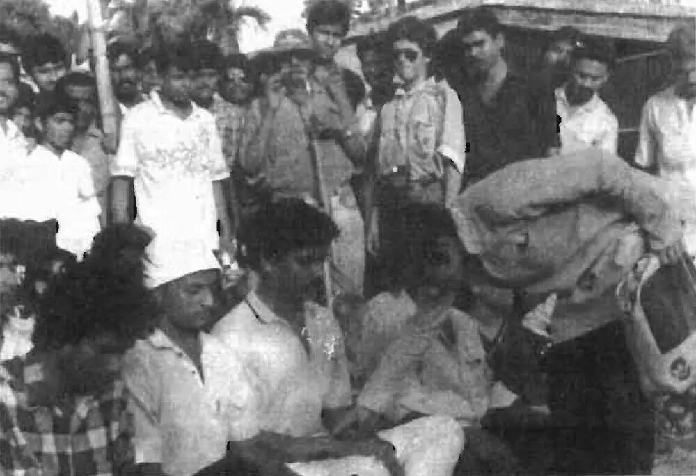 বালক ব্রহ্মচারীর মৃত্যুর পর ‘নির্বিকল্প সমাধি’র বুজরুকি ফাঁস করতে সুখচর আশ্রমে যুক্তিবাদী সমিতির সদস্যরা নাড়ি বন্ধ করে দেখাচ্ছেন ০৫.০৬.১৯৯৩