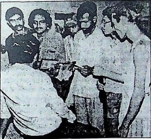 আগরপাড়ায় সদানন্দ দাসের বাড়িতে যুক্তিবাদী সমিতির সদস্যরা। ছবি : অভিজিৎ মুখার্জি, শুক্রবার, ১ মে, ১৯৯৩ আজকাল